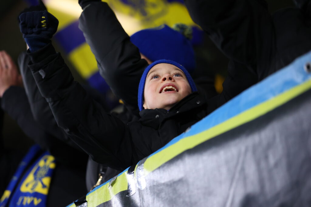 Het laatste fluitsignaal. Hemelse vreugde bij deze jonge STVV-fan.