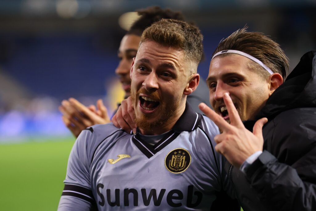 Hasi looft zijn invallers