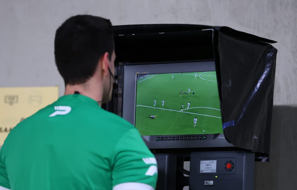 VAR en scheidsrechters in actie